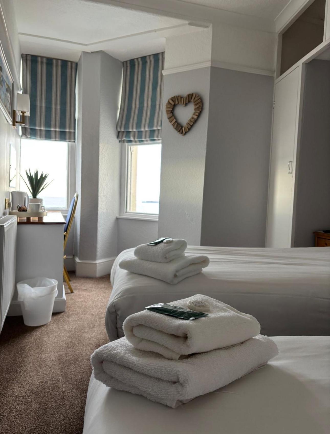 Clarence House Hotel Tenby Extérieur photo